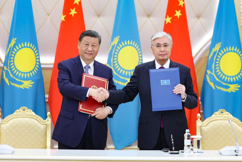 Rais Xi Jinping wa China na Rais wa Kazakhstan Kassym-Jomart Tokayev wakitia saini taarifa ya pamoja ya Jamhuri ya Watu wa China na Jamhuri ya Kazakhstan, na kushuhudia  kusainiwa kwa nyaraka za ushirikiano wa pande mbili katika  sekta za uchumi na biashara,  mafungamano ya mawasiliano , usafiri wa anga na anga ya juu, elimu na vyombo vya habari, baada ya mazungumzo yao mjini Astana, Kazakhstan, Julai 3, 2024. (Xinhua/Ju Peng)