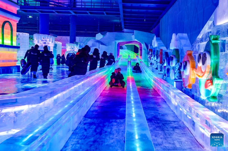 Watalii wakiburudika kwenye bustani ya ndani ya barafu na theluji huko Harbin, Mkoa wa Heilongjiang, kaskazini mashariki mwa China, Julai 6, 2024. (Picha na Yin Zhongwei/Xinhua)