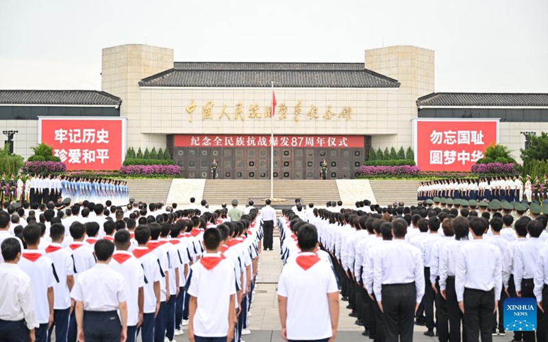 Wawakilishi wakihudhuria shughuli ya kuadhimisha miaka 87 tangu kuanza kwa vita dhidi ya uvamizi wa Japan ya China kwenye Jumba la Makumbusho ya Vita ya Watu wa China Dhidi ya Uvamizi wa Japan mjini Beijing, China, Julai 7, 2024. (Xinhua/ Li Xiang)