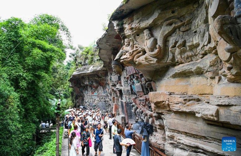 Watalii watembelea eneo la kivutio cha utalii la michongo kwenye Mwamba wa Dazu mjini Chongqing, China