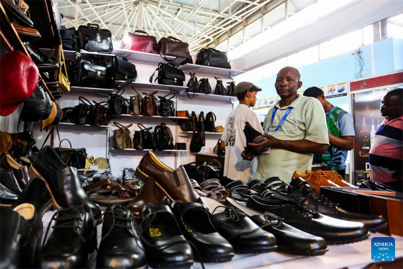 Viatu na mikoba ya ngozi iliyotengenezwa nchini China ikionyeshwa kwenye Maonyesho ya Kimataifa ya 48 ya Biashara ya Dar Es Salaam (DITF), Tanzania, Julai 6, 2024. (Picha na Emmanuel Herman/Xinhua)