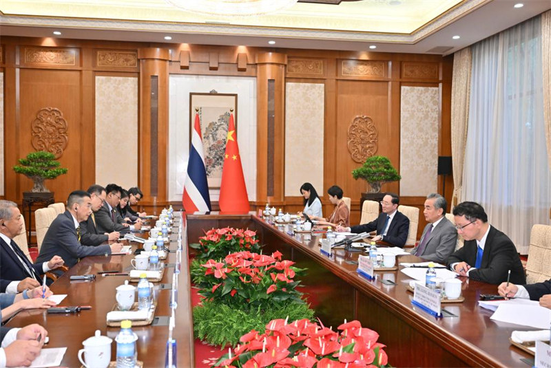Waziri wa Mambo ya Nje wa China Wang Yi, ambaye pia ni mjumbe wa Ofisi ya Siasa ya Kamati Kuu ya Chama cha Kikomunisti cha China (CPC), na mwenzake wa Thailand Maris Sangiampongsa wakifanya mazungumzo na kuongoza kwa pamoja mkutano wa pili wa Mfumokazi wa Mashauriano kati ya Mawaziri wa Mambo ya Nje wa China na Thailand, mjini Beijing, China, Julai 9, 2024. (Xinhua/Yue Yuewei)