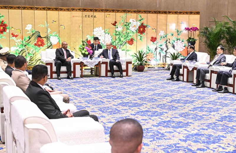 Naibu Waziri Mkuu wa China Liu Guozhong, ambaye pia ni mjumbe wa Ofisi ya Siasa ya Kamati Kuu ya Chama cha Kikomunisti cha China (CPC), akikutana na Christian Ntsay, waziri mkuu wa Madagascar, ambaye anahudhuria Mkutano wa 5 wa Baraza la Ushirikiano wa Serikali za Mitaa kati ya China na Afrika, Julai 9, 2024. (Xinhua/Chen Yehua)