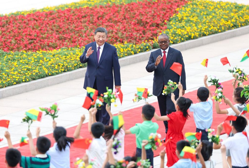 Rais Xi Jinping wa China akifanya hafla ya kumkaribisha Umaro Sissoco Embalo, Rais wa Jamhuri ya Guinea-Bissau, ambaye yuko katika ziara ya kiserikali nchini China, kwenye uwanja wa nje ya lango la mashariki la Jumba la Mikutano ya Umma kabla ya mazungumzo yao mjini Beijing, China, Julai 10, 2024. (Xinhua/Ding Lin)