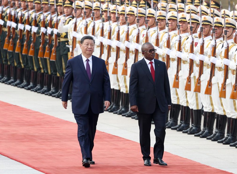Rais Xi Jinping wa China akifanya hafla ya kumkaribisha Umaro Sissoco Embalo, Rais wa Jamhuri ya Guinea-Bissau, ambaye yuko katika ziara ya kiserikali nchini China, kwenye uwanja wa nje ya lango la mashariki la Jumba la Mikutano ya Umma kabla ya mazungumzo yao mjini Beijing, China, Julai 10, 2024. (Xinhua/Ding Haitao)
