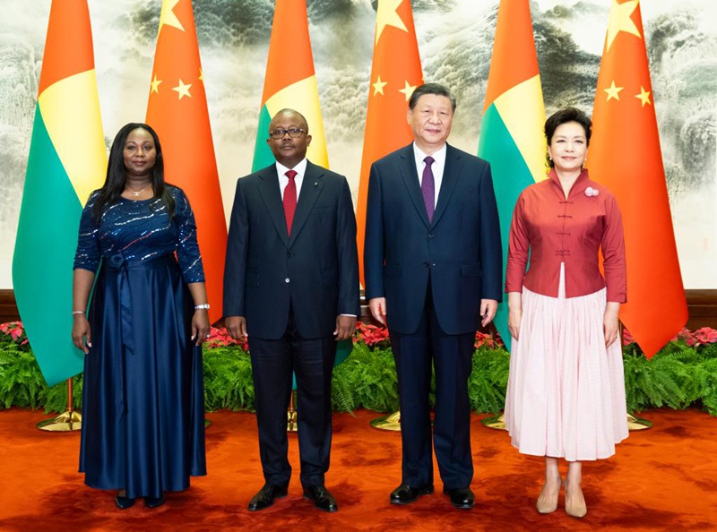 Rais Xi Jinping wa China na mkewe Peng Liyuan wakiwa katika picha ya pamoja na Umaro Sissoco Embalo, Rais wa Jamhuri ya Guinea-Bissau, na mkewe Dinisia Reis Embalo kabla ya mazungumzo kati ya Xi na Embalo mjini Beijing, China, Julai. 10, 2024. (Xinhua/Huang Jingwen)