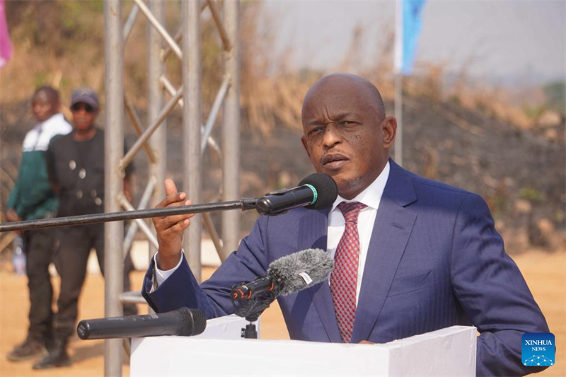 Alexis Gisaro Muvuni, Waziri wa Nchi anayeshughulikia Miundombinu na Kazi za Umma wa Jamhuri ya Kidemokrasia ya Kongo, akizungumza kwenye hafla ya kuweka jiwe la msingi la mradi wa ukarabati na ujenzi wa kisasa wa barabara ya Mbuji Mayi-Nguba, ambayo ni sehemu ya Barabara ya Taifa ya N1, huko Nguba, Jimbo la Lualaba, Jamhuri ya Kidemokrasia ya Kongo (DRC), tarehe 10 Julai 2024. (Xinhua/Shi Yu)