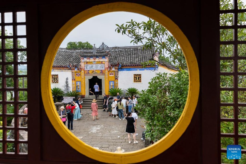 Watu wakitembelea eneo la Shibaozhai lenye kivutio cha utalii katika Wilaya ya Zhongxian ya Chongqing, Kusini-Magharibi mwa China Julai 10, 2024. (Xinhua/Huang Wei)