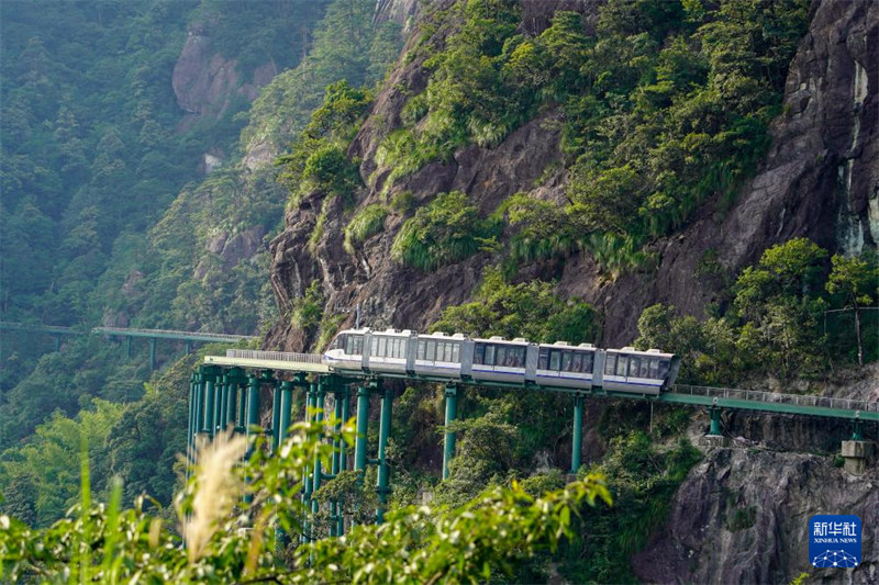 “Treni ya miambani ya masafa mafupi” ikiendeshwa kwenye kivutio cha watalii cha Mlima Dajue katika Mkoa wa Jiangxi, China, Julai 10, 2024.