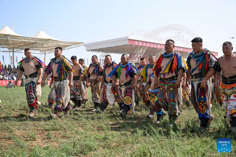 Wanamieleka wakifanya maonesho ya mieleka ya mtindo wa jadi wa Kimongolia kwenye hafla ya ufunguzi wa Tamasha la 34 la Naadam katika eneo la Xilin Gol la Mkoa unaojiendesha wa Mongolia ya Ndani, Kaskazini mwa China, Julai 14, 2024. (Xinhua/Li Zhipeng)