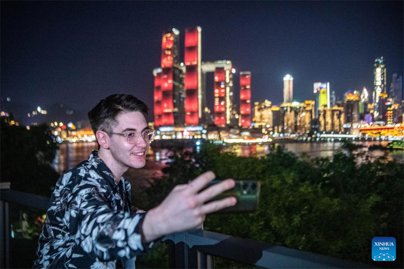 Wanafunzi wa kimataifa wafurahia “Kusafiri kutalii China” katika mji wa Chongqing