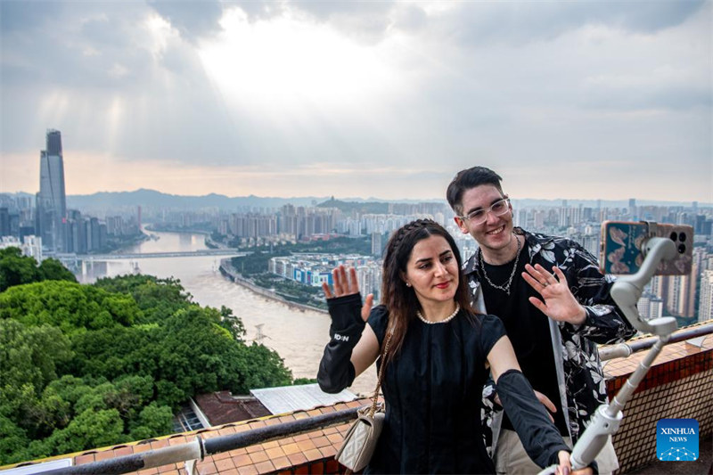 Wanafunzi wa kimataifa wafurahia “Kusafiri kutalii China” katika mji wa Chongqing