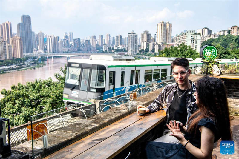 Wanafunzi wa kimataifa wafurahia “Kusafiri kutalii China” katika mji wa Chongqing