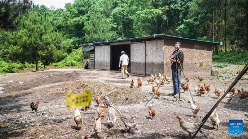 Kijana wa Ubelgiji aishi maisha ya kawaida na ya furaha pamoja na wazazi wake kijijini katika mkoa wa Guizhou, China
