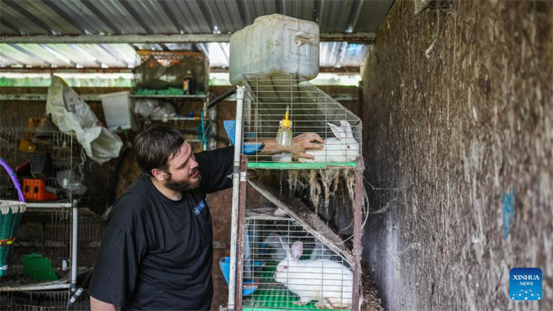 Kijana wa Ubelgiji aishi maisha ya kawaida na ya furaha pamoja na wazazi wake kijijini katika mkoa wa Guizhou, China
