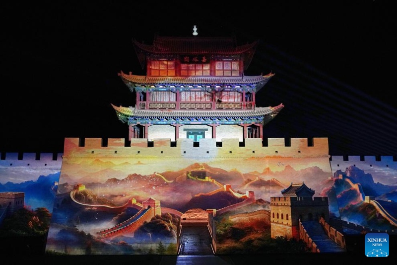 Mwonekano wa usiku wa eneo la kivutio cha utalii cha Lango la Jiayu katika Mkoa wa Gansu, China