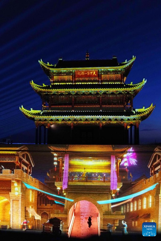 Mwonekano wa usiku wa eneo la kivutio cha utalii cha Lango la Jiayu katika Mkoa wa Gansu, China