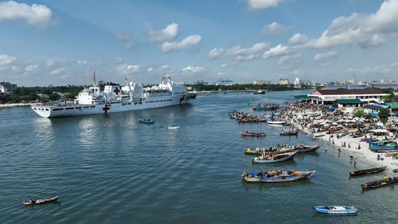 Meli ya hospitali ya kikosi cha wanajeshi wa majini cha Jeshi la Ukombozi wa Umma la China (PLA) ikiwasili kwenye bandari ya Dar es Salaam, Tanzania, Julai 16 kwa saa za Tanzania. (Picha na Gui Xinhua/Kutoka tovuti ya Wizara ya Ulinzi ya China)