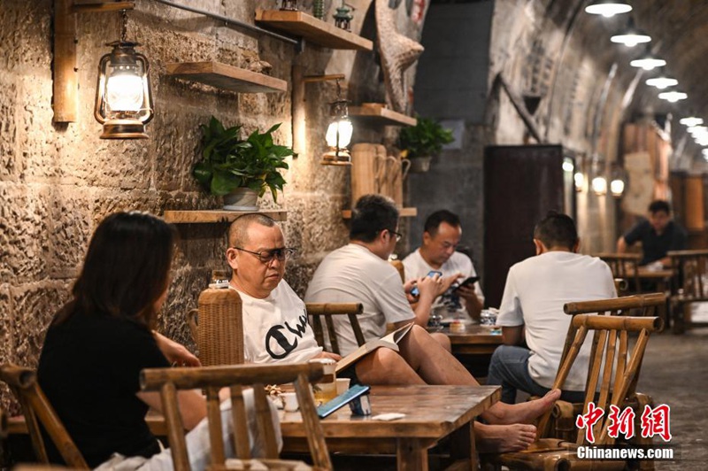 Wakazi wa Mji wa Chongqing, China wajipoza ndani ya hifadhi ya mashambulizi ya anga