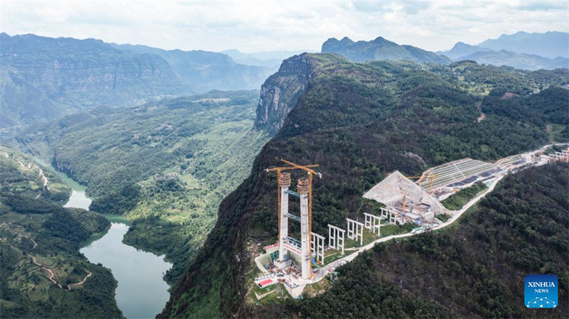 Picha iliyopigwa Tarehe 17 Julai, 2024 ikionyesha daraja kuu la Tianmen linalojengwa Mkoa wa Guizhou, kusini-magharibi mwa China. Daraja hilo kubwa lenye urefu wa mita 1,553 ni mradi mkubwa kwenye barabara kuu inayounganisha miji ya Anshun na Panzhou huko Guizhou. (Xinhua/Tao Liang)