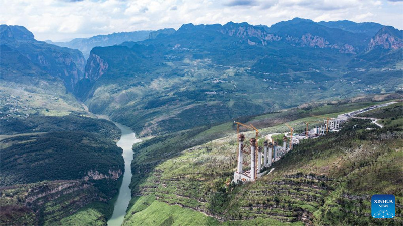 Daraja Kuu la Tianmen linalojengwa huko Guizhou nchini China
