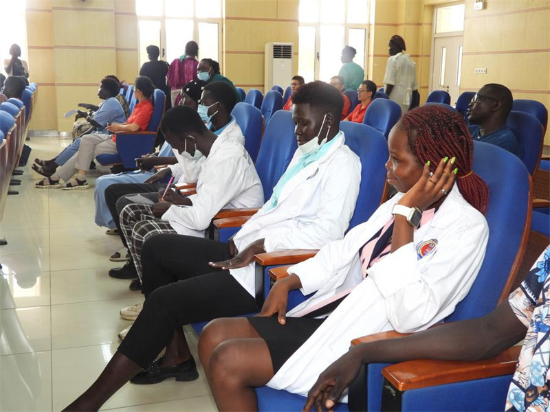 Wahudumu wa afya wa Sudan Kusini kutoka Hospitali ya Teaching ya Juba wakihudhuria hafla ya ufunguzi wa Kozi ya 4 ya Daraja la Lugha ya Kichina huko Juba, mji mkuu wa Sudan Kusini, Julai 17, 2024. (Picha na Denis Elamu/Xinhua)