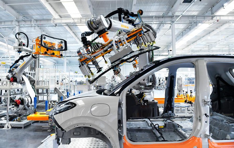 Roboti ikifunga vioo vya mbele vya magari kwenye karakana ya teknolojia za kisasa ya kampuni ya kuunda magari ya SAIC-GM-Wuling ya China mjini Liuzhou, Mkoa unaojiendesha wa Kabila la Wazhuang wa Guangxi, Kusini mwa China, Mei 9, 2024. (Xinhua/Jin Haoyuan)