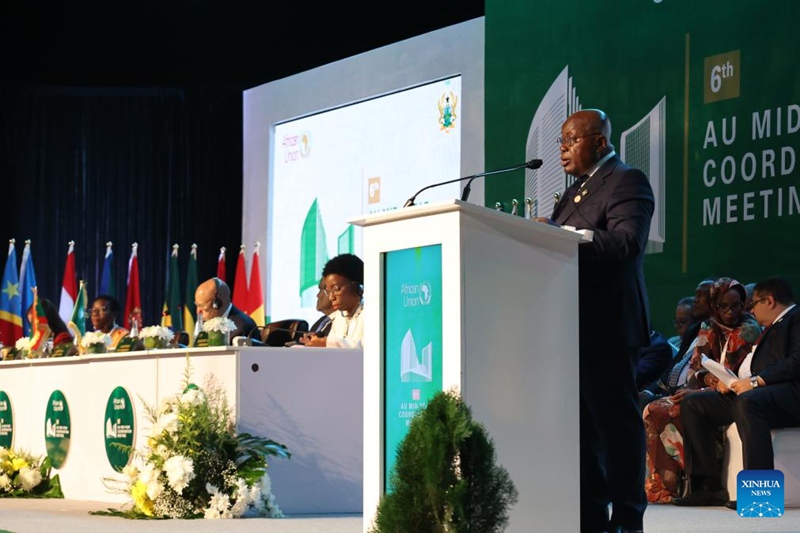 Rais wa Ghana Nana Addo Dankwa Akufo-Addo akitoa hotuba kwenye ufunguzi wa Mkutano wa 6 wa Uratibu wa Katikati ya Mwaka wa Umoja wa Afrika (AU) mjini Accra, Ghana. (Picha na Seth/Xinhua)