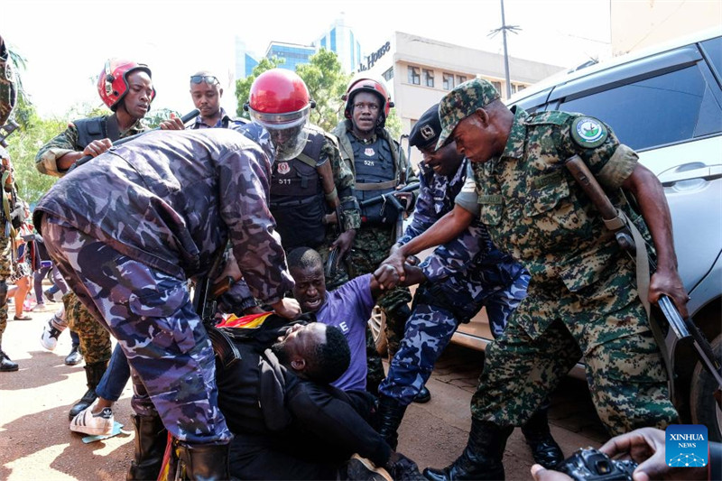 Wanajeshi na polisi wakikamata waandamanaji kwenye maandamano ya kupinga ufisadi huko Kampala, mji mkuu wa Uganda, Julai 23, 2024. (Picha na Hajarah Nalwadda/Xinhua)