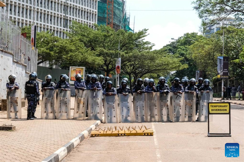 Polisi wakiwa wamesimama kupiga doria kwenye Barabara ya Bunge huko Kampala, mji mkuu wa Uganda, Julai 23, 2024. (Picha na Hajarah Nalwadda/Xinhua)