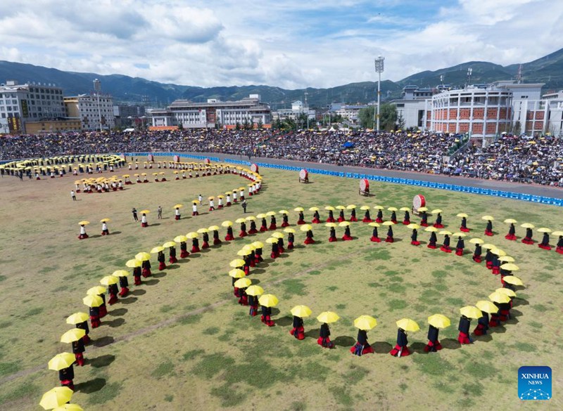 Watu wakicheza ngoma kwa kusherehekea sikukuu ya mwenge katika Wilaya ya Butuo ya Eneo linalojiendesha la Kabila la Wayi la Liangshan, Mkoa wa Sichuan, Kusini-Magharibi mwa China, Julai 22, 2024. (Xinhua/Jiang Hongjing)