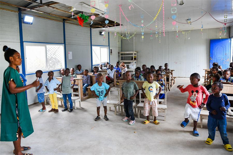 Mwalimu akizungumza na watoto kwenye Shule ya Chekechea na Msingi ya Ndoumale katika Kijiji cha Ndoumale nje kidogo ya Kribi, Cameroon, Julai 10, 2024. (Picha na Kepseu/Xinhua)