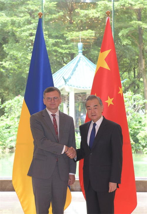 Waziri wa Mambo ya Nje wa China Wang Yi, ambaye pia ni Mjumbe wa Ofisi ya Siasa ya Kamati Kuu ya Chama cha Kikomunisti cha China (CPC), akifanya mazungumzo na Waziri wa Mambo ya Nje wa Ukraine Dmytro Kuleba mjini Guangzhou, Mkoa wa Guangdong, Kusini mwa China, Julai 24, 2024. (Xinhua/Lu Hanxin)