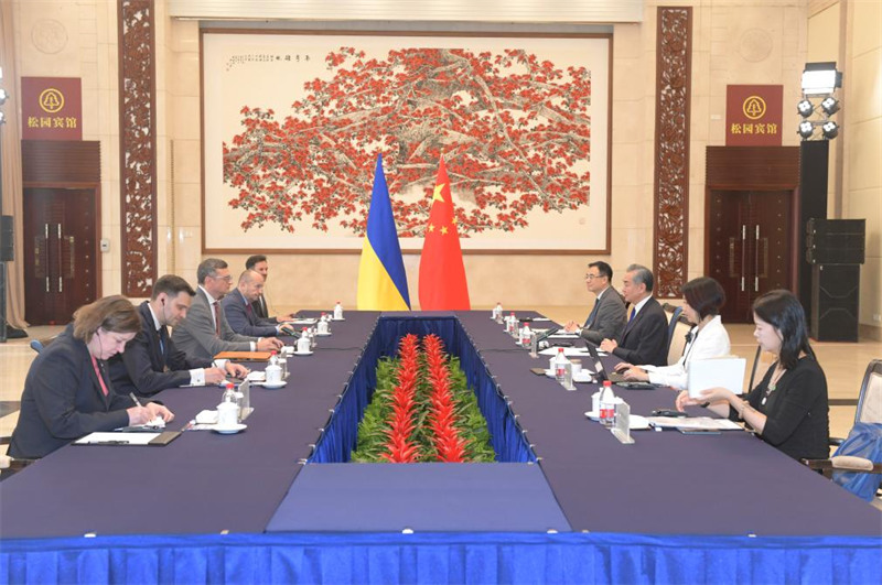 Waziri wa Mambo ya Nje wa China Wang Yi, ambaye pia ni Mjumbe wa Ofisi ya Siasa ya Kamati Kuu ya Chama cha Kikomunisti cha China (CPC), akifanya mazungumzo na Waziri wa Mambo ya Nje wa Ukraine Dmytro Kuleba mjini Guangzhou, Mkoa wa Guangdong, Kusini mwa China, Julai 24, 2024. (Xinhua/Lu Hanxin)