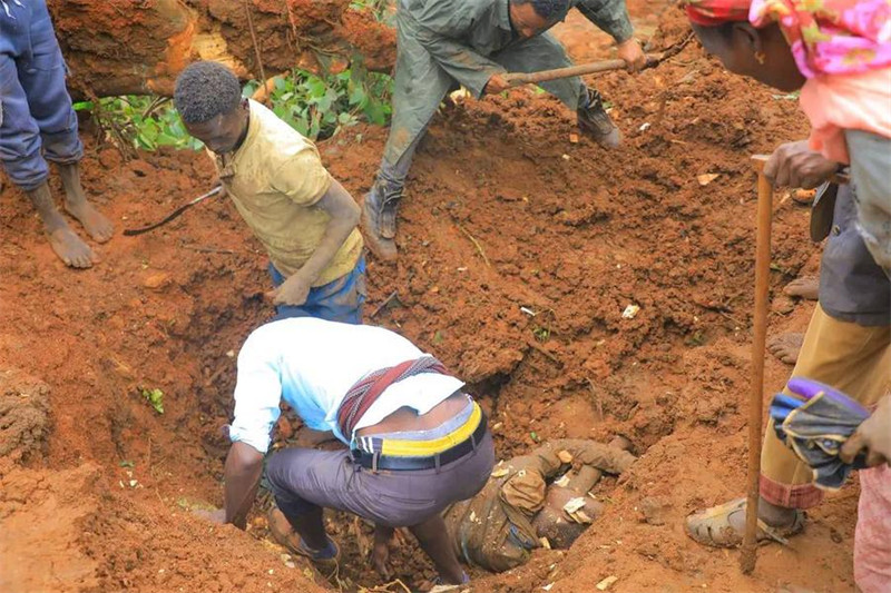 Watu wakitafuta waathirika wa ajali ya maporomoko ya udongo katika eneo la Geze Gofa, kusini mwa Ethiopia, Julai 22, 2024. (Xinhua)