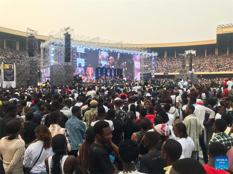 Picha hii iliyopigwa kwa kutumia simu ya mkononi tarehe 27 Julai 2024 ikionyesha watu wakishiriki kwenye tamasha katika Uwanja wa Mashujaa, Stade des Martyrs huko Kinshasa, mji mkuu wa Jamhuri ya Kidemokrasia ya Kongo (DRC) (Str/Xinhua)