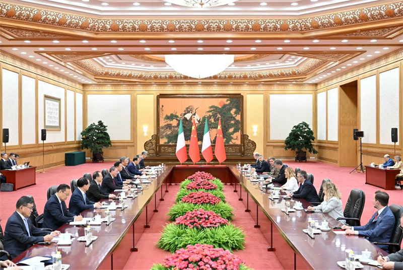 Waziri Mkuu wa China Li Qiang akifanya mazungumzo na Waziri Mkuu wa Italia Giorgia Meloni, ambaye yuko katika ziara ya kiserikali nchini China, kwenye Jumba Kuu la Mikutano ya Umma la Beijing, China, Julai 28, 2024. (Xinhua/Liu Weibing)