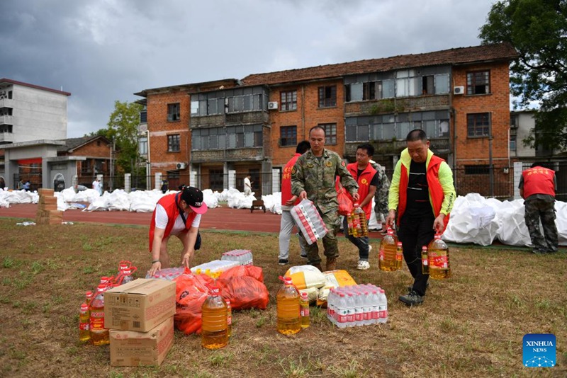 Watu waliokwama kwenye makazi yaliyokumbwa na mafuriko wahamishwa katika Mkoa wa Hunan, China