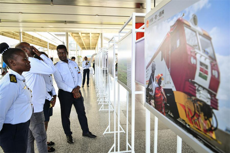 Watu wakitembelea Maonyesho ya Picha kuhusu Ushirikiano wenye Matokeo halisi kati ya China na Afrika chini ya Pendekezo la Ukanda Mmoja, Njia Moja jijini Nairobi, Kenya, tarehe 22 Machi 2024. (Xinhua/Han Xu)