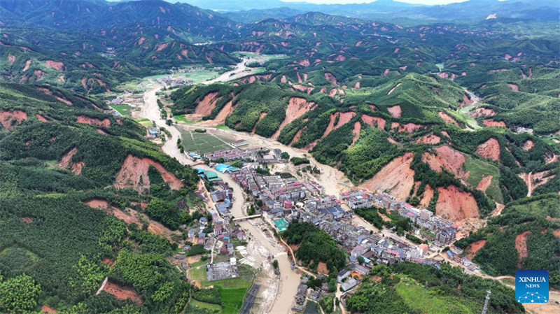 Picha ya droni iliyopigwa tarehe 30 Julai 2024 ikionyesha mandhari ya tarafa ya Kabila la Wayao ya Bamianshan, Mji wa Zixing, Mkoa wa Hunan katikati ya China. (Xinhua/Chen Zhenhai)