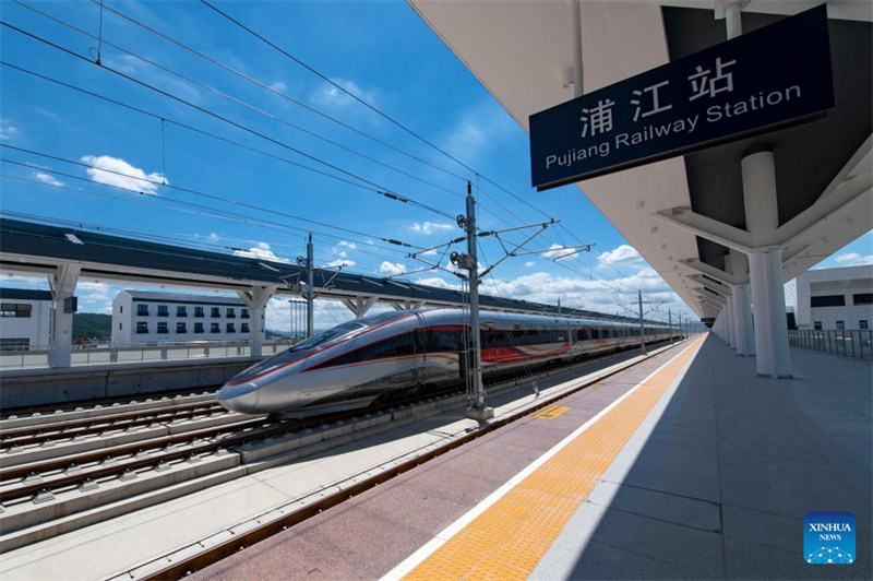 Treni ya majaribio ya mwendokasi ikiendeshwa kuipita Stesheni ya Pujiang kwenye reli mpya ya mwendokasi inayounganisha Hangzhou na Wenzhou huko Jinhua, Mkoa wa Zhejiang, Mashariki mwa China, Julai 30, 2024. (Picha na Hu Xiaofei/Xinhua)