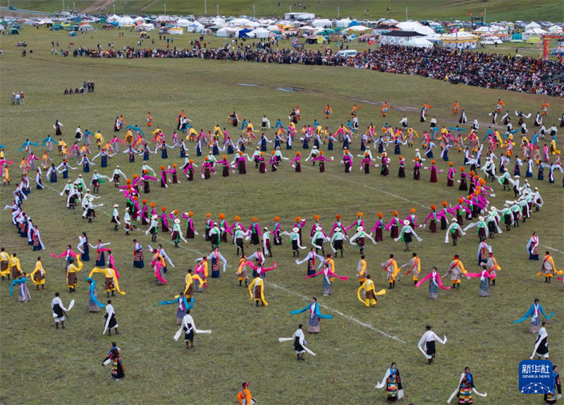 Ngoma ya kijadi ya kuimba na kucheza katika mduara ya Guozhuang ikionekana pichani kwenye uwanja wa michezo ya kupanda farasi wa Duowangtang katika wilaya ya Litang, Sichuan, China, Julai 30.  (Xinhua/Jiang Hongjing)