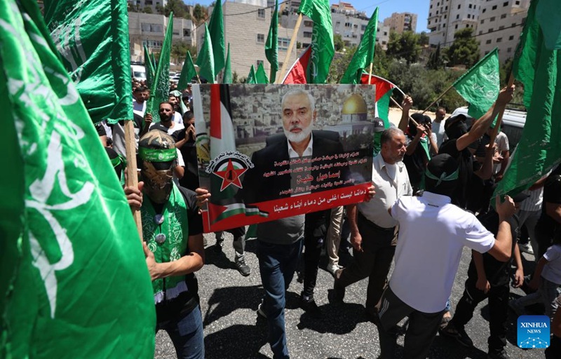 Watu wakishiriki kwenye maandamano ya kupinga kuuawa kisiri kwa Ismail Haniyeh, Mkuu wa Ofisi ya Siasa ya Kundi la Hamas katika mji wa Hebron, kando ya Magharibi ya Mto Jordan, Julai 31, 2024. (Picha na Mamoun Wazwaz/Xinhua)