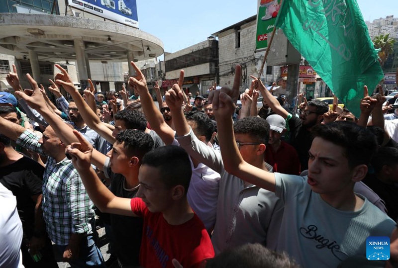 Watu wakishiriki kwenye maandamano ya kupinga kuuawa kisiri kwa Ismail Haniyeh Mkuu wa Ofisi ya Siasa ya Kundi la Hamas katika mji wa Hebron, kando ya Magharibi ya Mto Jordan, Julai 31, 2024. (Picha na Ayman Nobani/Xinhua)