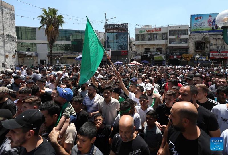 Watu wakishiriki kwenye maandamano ya kupinga kuuawa kisiri kwa Ismail Haniyeh, Mkuu wa Ofisi ya Siasa ya Kundi la Hamas katika mji wa Hebron, kando ya Magharibi ya Mto Jordan , Julai 31, 2024. (Picha na Ayman Nobani/Xinhua)