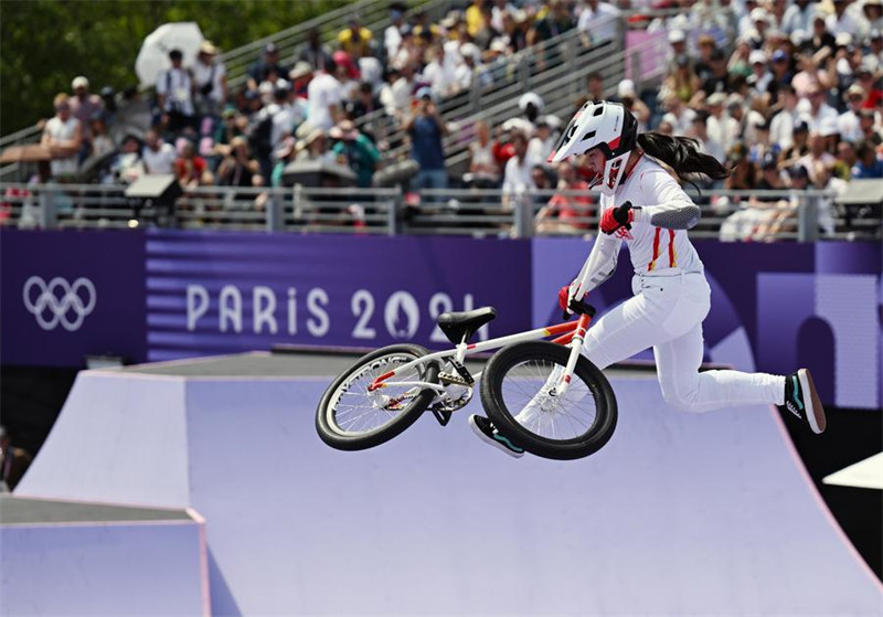 Deng Yawen wa China akishindana kwenye fainali ya mchezo wa kuendesha baiskeli kwa mtindo huru, BMX kwa wanawake kwenye Michezo ya Olimpiki ya Paris, Julai 31, 2024. (Xinhua/Hu Huhu)