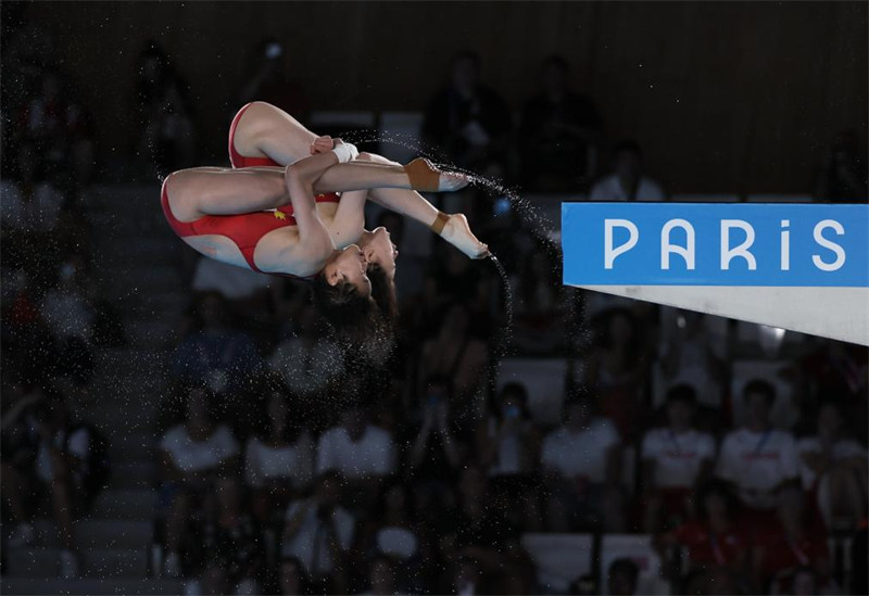 Chen Yuxi/Quan Hongchan (mbele) wa China wakishindana kwenye fainali ya wanawake wawili kupiga mbizi pamoja kutoka kwenye jukwaa la kimo cha mita 10 katika Michezo ya Olimpiki ya Paris, Julai 31, 2024. (Xinhua/Li Ying)