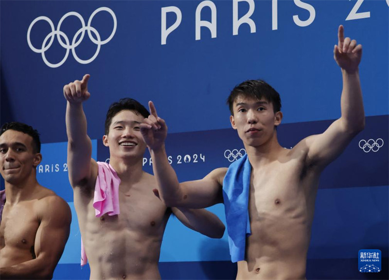 Long/Wang wa China Washinda Medali za Dhahabu kwenye mashindano ya mchezo wa wachezaji wawili wa kiume kupiga mbizi pamoja kutoka kwenye jukwaa la kimo cha mita 3 kwenye Michezo ya Olimpiki ya Paris