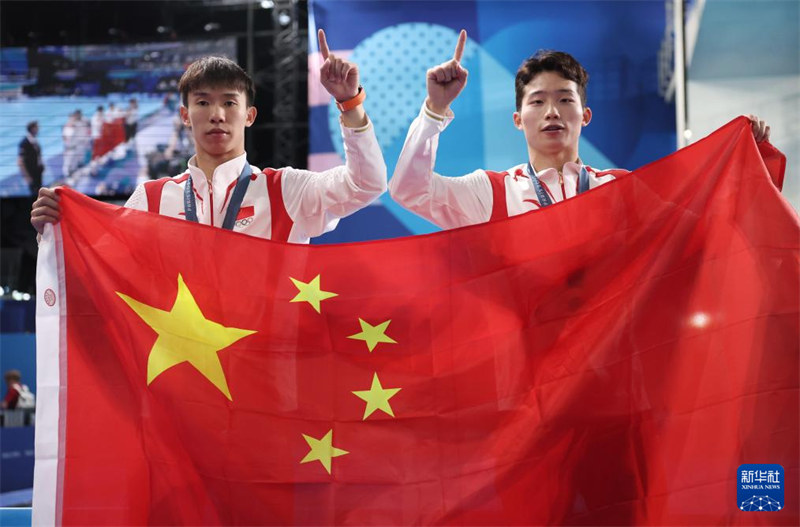 Long/Wang wa China Washinda Medali za Dhahabu kwenye mashindano ya mchezo wa wachezaji wawili wa kiume kupiga mbizi pamoja kutoka kwenye jukwaa la kimo cha mita 3 kwenye Michezo ya Olimpiki ya Paris