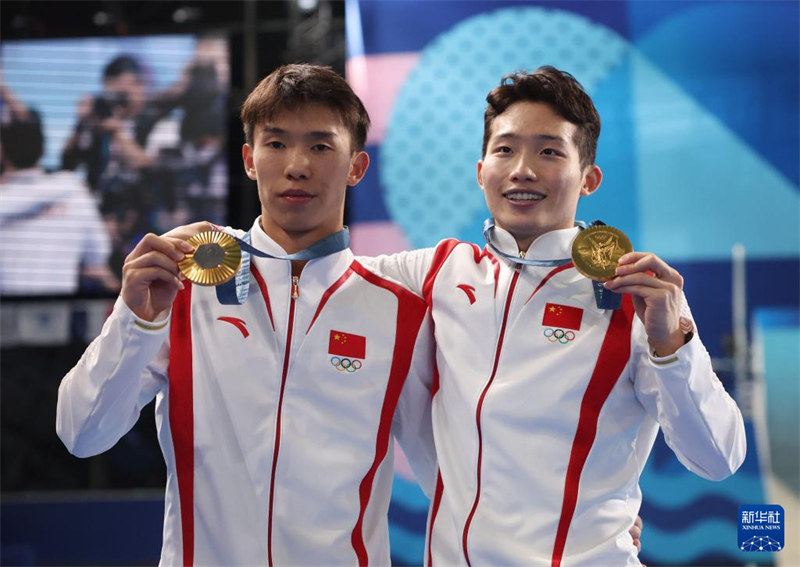 Long/Wang wa China Washinda Medali za Dhahabu kwenye mashindano ya mchezo wa wachezaji wawili wa kiume kupiga mbizi pamoja kutoka kwenye jukwaa la kimo cha mita 3 kwenye Michezo ya Olimpiki ya Paris